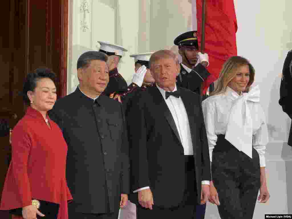 美国总统唐纳德·特朗普与第一夫人梅拉尼娅·特朗普在白宫欢迎中国国家主席习近平及夫人彭丽媛出席白宫国宴。(美国之音记者利平拍摄)