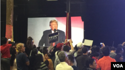 Attendees of the "humanity united against terror" event hosted by the Republican Hindu Coalition scramble to take photos of presidential candidate Donald Trump. (E. Sarai/VOA) 