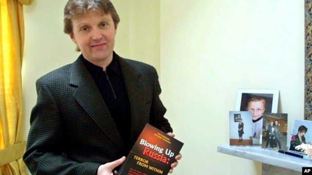 Foto de archivo de Alexander Litvinenko, exespía de la KGB y autor del libro "Haciendo explotar a Rusia: Terror desde dentro", que fue asesinado en 2006.