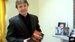 Foto de archivo de Alexander Litvinenko, exespía de la KGB y autor del libro "Haciendo explotar a Rusia: Terror desde dentro", que fue asesinado en 2006.