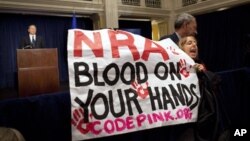 Protes ketika Ketua Asosiasi Nasional Pemilik Senapan (NRA) berpidato membela kepemilikan senjata (21/12). (AP/Evan Vucci)