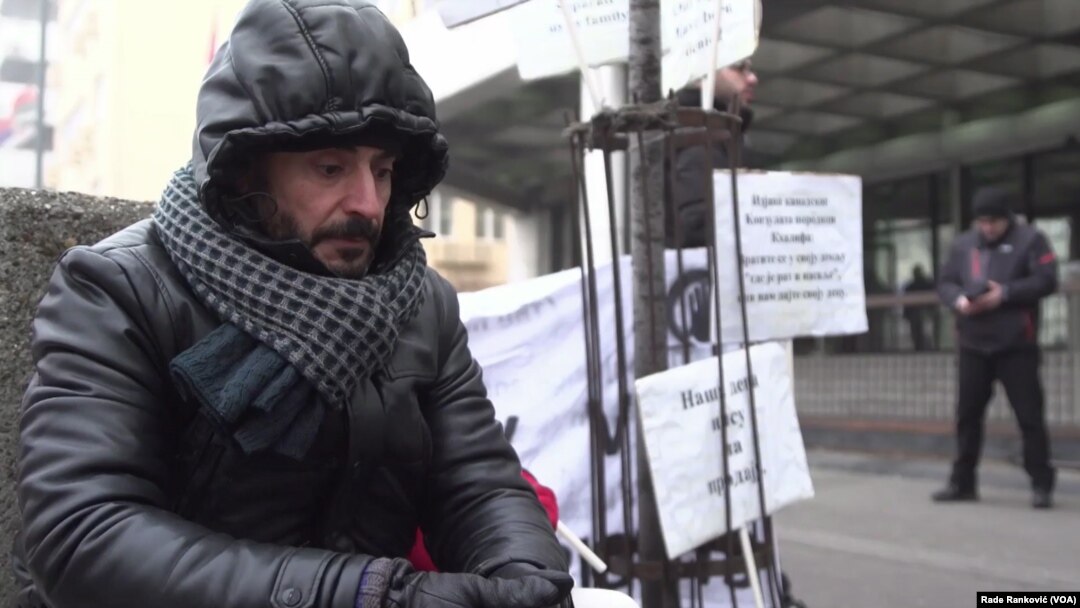 Amran Kalifa, izbeglica iz Libije, od 18. novembra svakodnevno protestuje ispred Ambasade Kanade u Beogradu zbog lošeg tretmana njega i njegove porodice, u Beogradu, 17. januara 2020. (Foto: Rade Ranković, VoA)