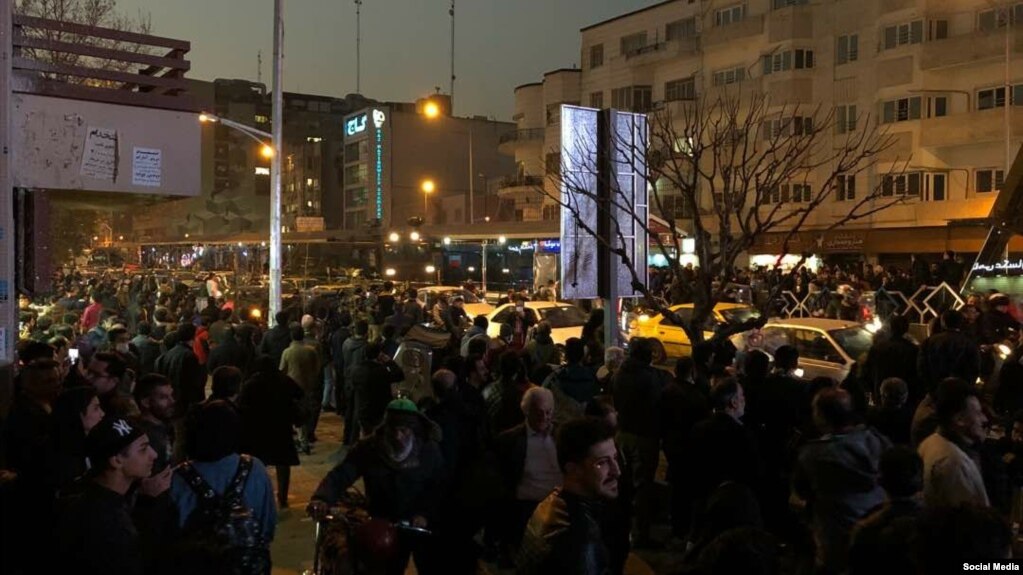 ادامه اعتراضها در چهارمین روز – سخنان روحانی در آرام کردن مردم بیتاثیر بود