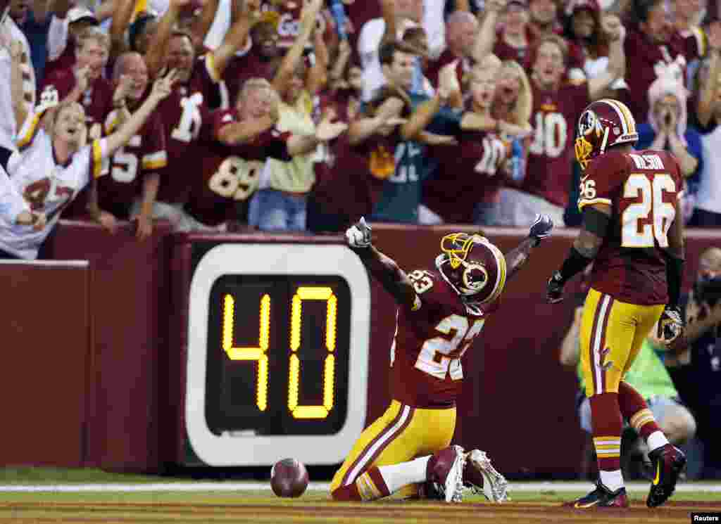 Washington Redskins&#39; DeAngelo Hall celebrates a touchdown during the first-half of the NFL football game against the Philadelphia Eagles in Landover, Maryland, USA, Sept. 9, 2013. 