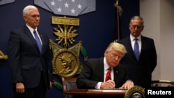 Tổng thống Donald Trump kí sắc lệnh hành pháp nhằm áp một cơ chế chặt chẽ hơn nhằm ngăn chặn những kẻ khủng bố ngoại quốc xâm nhập Hoa Kì. 