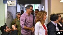 Kandidat Presiden Brazil untuk Partai Pekerja, Fernando Haddad (tengah) tiba bersama istrinya Ana Estela untuk memberikan suaranya pada pemilihan umum di Sao Paulo, Brazil, 7 Oktober 2018.