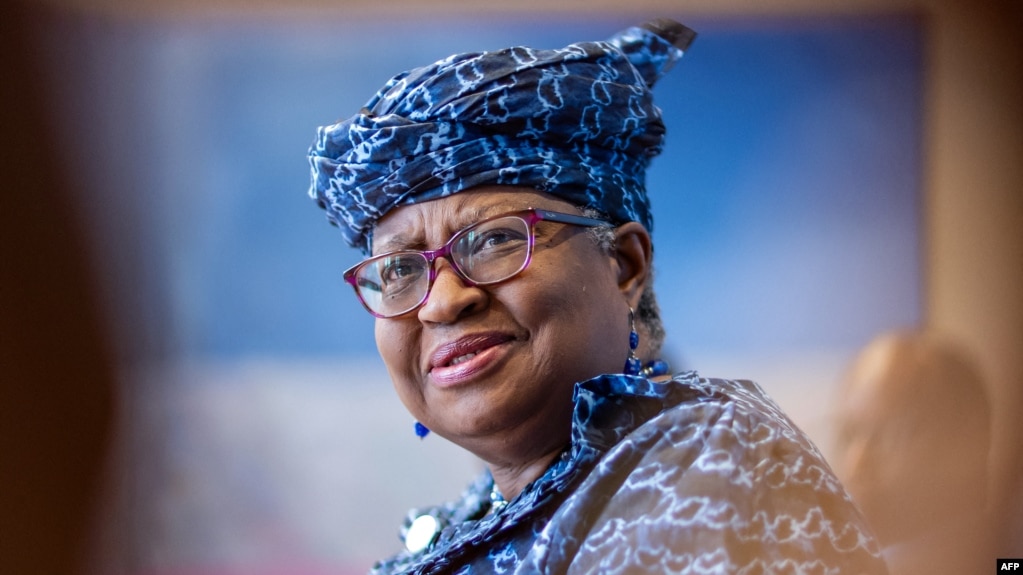 2024年2月16日，世界贸易组织总干事恩戈齐·奥孔乔–伊维拉(Ngozi Okonjo-Iweala)在日内瓦世界贸易组织总部举行的新闻发布会上向媒体发表讲话。(photo:VOA)