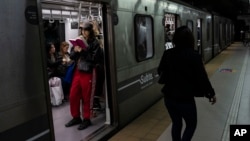 Un pasajero lee un libro dentro de un vagón de metro en Buenos Aires, Argentina, el 7 de junio de 2024. El Instituto Nacional de Estadísticas y Censos de Argentina reportó el jueves 13 de junio que la inflación de mayo fue de 4,2%, la tasa mensual más baja en más de dos años. 