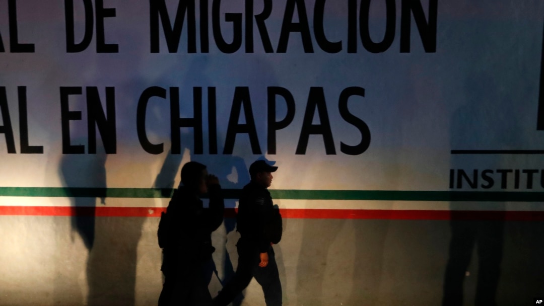 Cảnh sát liên bang đi vào trung tâm tạm giam người di dân ở Tapachula, bang Chiapas của Mexico, hôm 25/4. Hàng trăm di dân, chủ yếu là người Cuba, đã trốn thoát khỏi trung tâm này.