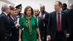 Kryetarja e Dhomës së Përfaqësuesve Nancy Pelosi, duke dalë nga takimi me dyer të mbyllura i grupit të ligjvënësve demokratë