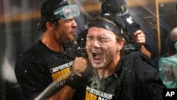 Los Piratas celebran su pase a los playoffs del beisbol de Grandes Ligas al derrotar a los Cachorros de Chicago.