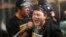 Los Piratas celebran su pase a los playoffs del beisbol de Grandes Ligas al derrotar a los Cachorros de Chicago.