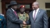 Presiden Sudan Selatan Salva Kiir, kiri, dan Wakil Presiden Pertama Riek Machar, kanan, berjabat tangan setelah pertemuan di Juba, Sudan Selatan, 20 Oktober 2019.