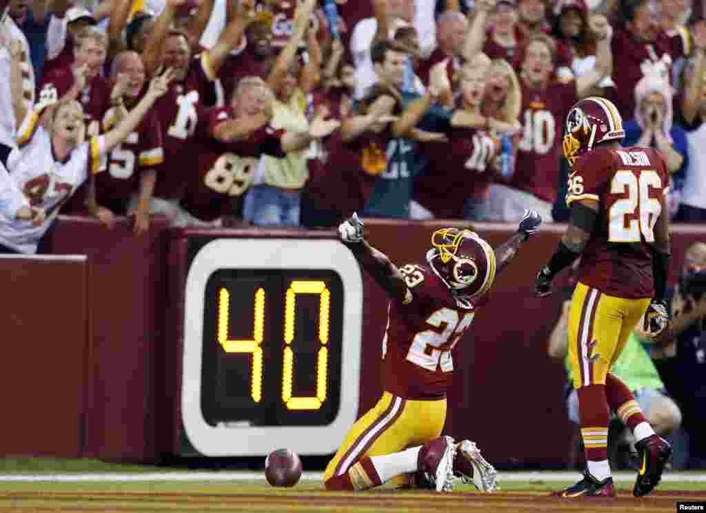 Cầu thủ Washington Redskin DeAngelo Hall reo mừng sau khi ghi bàn trong hiệp một trong trận đấu bóng bầu dục của NFL đối đầu với đội Philadelphia Eagles tại Landover, Maryland, ngày 9 tháng 9, 2013.