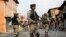 Des soldats indiens montent la garde lors du couvre-feu à Srinagar, dans le Cachemire indien, le mercredi 7 août 2019.