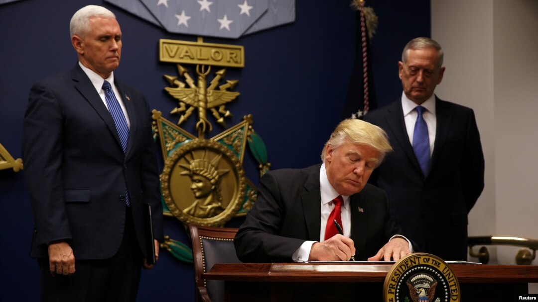 Prezident Tramp Pentagonda yangi farmonga imzo kechmoqda, 27-yanvar, 2017-yil.