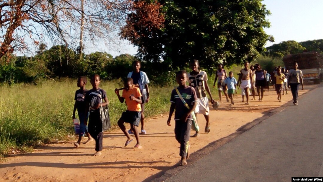 Crianças a caminho da escola (Arquivo)