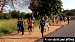 Crianças a caminho da escola (Arquivo)