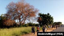 Crianças angolanas têm que estudar na RDC - 1:33