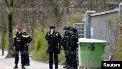 Polisi Belanda mengamankan lokasi terjadinya penembakan di Utrecht, Senin (18/3). 