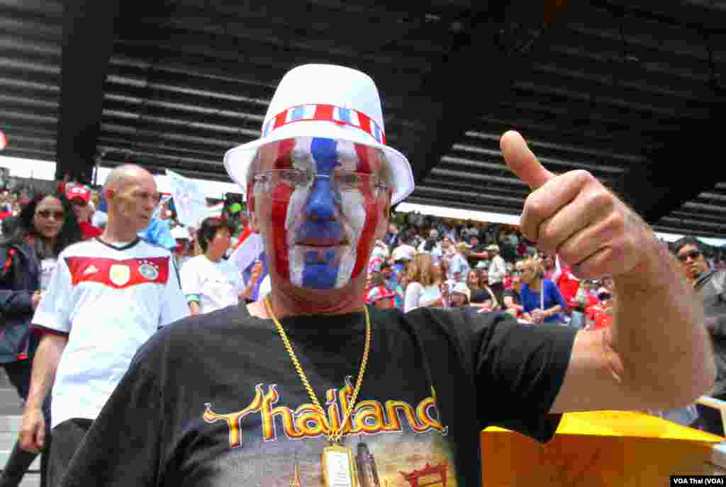 Thai Football fans in Ottawa