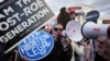 Demonstrant za prava na abortus, u sredini, koristi megafon dok se demonstranti protiv abortusa okupljaju ispred Vrhovnog suda SAD tokom Marša za život u Washingtonu, 20. januar 2023.