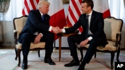 Donald Trump serre la main à Emmanuel Macron lors d'une réunion entre les deux chefs d'État, le 25 mai 2017.