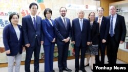 현병철 한국 국가인권위원회 위원장(오른쪽 네번째)이 23일 국가인권위원회를 방문한 자이드 라드 알 후세인 유엔 인권최고대표(왼쪽 네번째)와 국내외 인권현안 및 상호 협력 방안을 논의한 후 관계자들과 기념 촬영을 하고 있다.