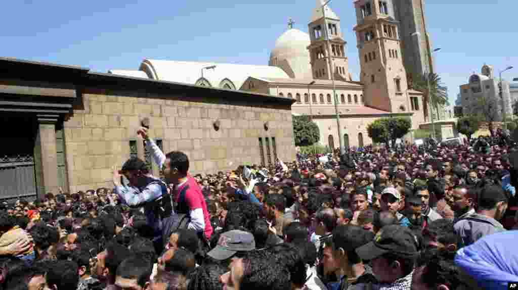 Egyptians converge on Cairo's main Coptic Cathedral to pay their last respects to Pope Shenouda, who died on March 17, 2012. (VOA-E. Arrott)