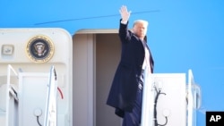 Presiden AS Donald Trump melambaikan tangan sebelum menaiki pesawat kepresidenan Air Force One di Pangkalan Angkatan Udara Andrews untuk lawatan ke Alamo, Texas, 12 Januari 2021. (Foto: AP Photo/Manuel Balce Ceneta)