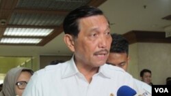 Menteri Koordinator Bidang Kemaritiman Luhut Binsar Pandjaitan ketika ditanya wartawan sebelum rapat dengan Badan Anggaran DPR di Gedung DPR/MPR Senayan, Jakarta. (Foto: Dok)