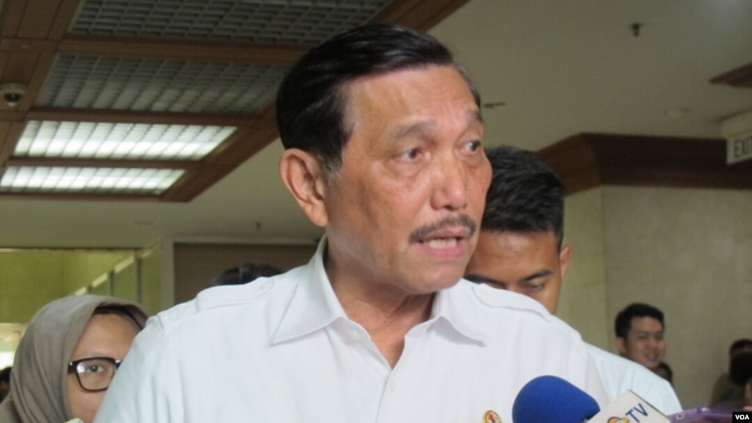 Menteri Koordinator Bidang Kemaritiman Luhut Binsar Pandjaitan ketika ditanya wartawan sebelum rapat dengan Badan Anggaran DPR di Gedung DPR/MPR Senayan, Jakarta. (Foto: Dok)