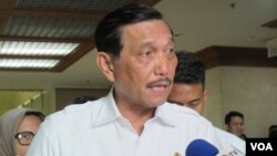 Menteri Koordinator Bidang Kemaritiman Luhut Binsar Pandjaitan ketika ditanya wartawan sebelum rapat dengan Badan Anggaran DPR di Gedung DPR/MPR Senayan, Jakarta, Rabu 14/9 (VOA/Fathiyah).