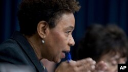 Barbara Lee, demócrata por California, ha presentado una propuesta para limitar la autoridad presidencial para usar la fuerza militar contra grupos terroristas.