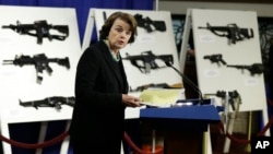 Dianne Feinstein dio a conocer el proyecto de ley teniendo como telón de fondo un muestrario de las armas que serían prohibidas.