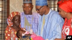 Le Président du Nigeria, Muhammadu Buhari, reçoit Amina Ali, la première rescapée de Chibok au palais présidentiel à Abuja, Nigeria, 19 mai 2016.