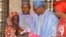Presiden Nigeria Muhammadu Buhari (kedua dari kanan) menerima Amina Ali, salah seorang gadis Chibok yang berhasil dibebaskan dari penculiknya militan Boko Haram, dalam sebuah acara di Abuja, Nigeria (foto: dok). 