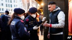 19일 오스트리아 빈의 크리스마스 마켓에서 경찰이 방문객의 백신 접종 여부를 확인하고 있다.