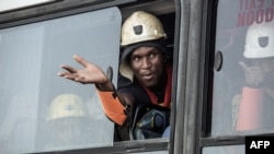 Un minier secouru dans une mine à Theunissen, Afrique du Sud, le 2 février 2018.