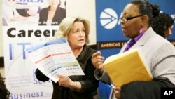 Dve žene razgovaraju tokom skupa u Dalasu na kojem se nezaposleni prijavljuju za brojna radna mesta, koja su im na raspolaganju