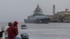 Personas observan cómo la fragata Almirante Gorshkov de la Armada rusa llega al puerto de La Habana, Cuba, el miércoles 12 de junio de 2024.