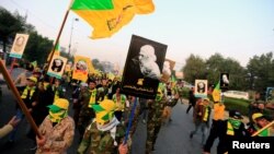 Kelompok militan Irak, Kataib Hezbollah, melakukan pemakaman komandan mereka yang terbunuh dalam serangan udara AS di Baghdad (foto: dok). 