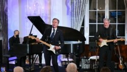 Держсекретар США Ентоні Блінкен започаткував Ініціативу глобальної музичної дипломатії… і зіграв на гітарі. Відео