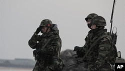 Binh sĩ thủy quân lục chiến Nam Triều Tiên tuần tra trên đảo Yeonpyeong gần vùng biển Hoàng Hải có tranh chấp