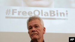 Dag Gustafsson, padre del programador sueco detenido en Quito, Ola Bini, asiste a una conferencia de prensa en la capital de Ecuador, el martes.
