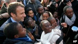 Emmanuel Macron dans le quartier des Mureaux dans la banlieue parisienne le 7 mars 2017. 