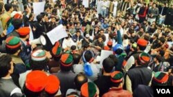 زده کوونکي وايي د غوښتنو منلو پورې به احتجاجي ناستې ته دوام ورکوي.