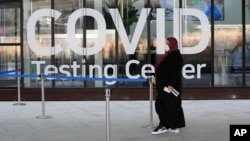 A traveler arrives to enter into a COVID-19 testing center at the Incheon International Airport In Incheon, South Korea, Wednesday, Dec. 1, 2021. √