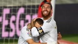 Karim Benzema yana murnar zura kwallo (Dama)