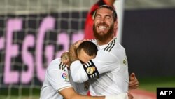 Karim Benzema yana murnar zura kwallo (Dama)